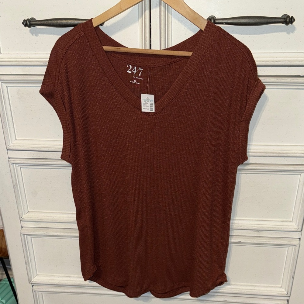 Maurices Women's Rust Short Sleeve V-Neck Tee